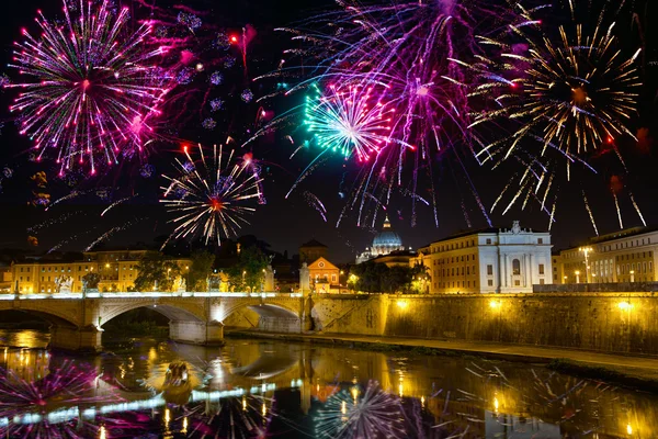 Celebratory fireworks over bridge Vittorio Emmanuel through Tiber. Italy. — Stock Photo, Image