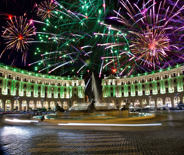 Slavnostní ohňostroj na náměstí republiky. Itálie. Řím — Stock fotografie