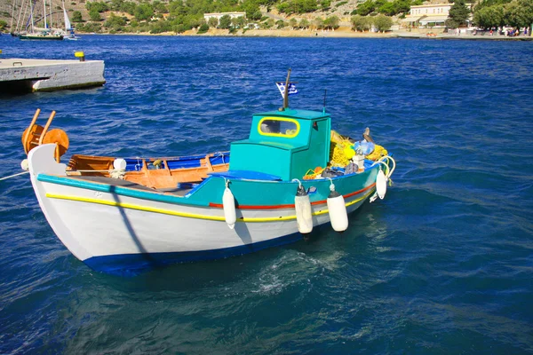 Grecia. Una barca nel mare — Foto Stock