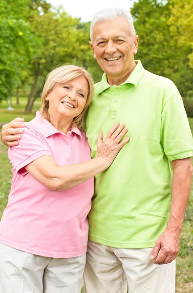 Glada äldre par utomhus — Stockfoto