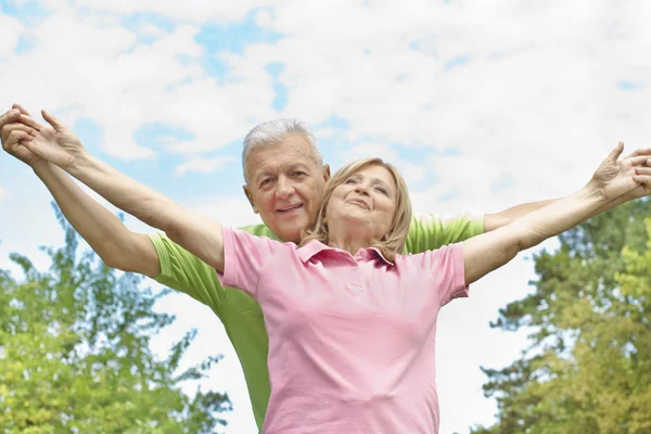 Happy elderly couple outdoors — Stock Photo, Image
