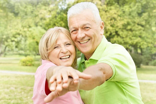 Lachende gelukkig bejaarde echtpaar — Stockfoto