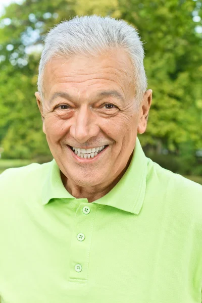 Szczęśliwy starszy mężczyzna na zewnątrz — Zdjęcie stockowe