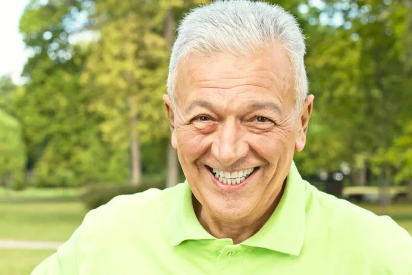 Šťastný starší muž venku — Stock fotografie