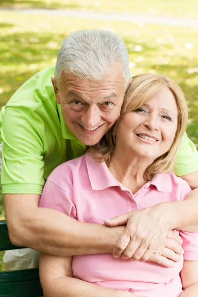Feliz anciano abrazando a la mujer madura —  Fotos de Stock