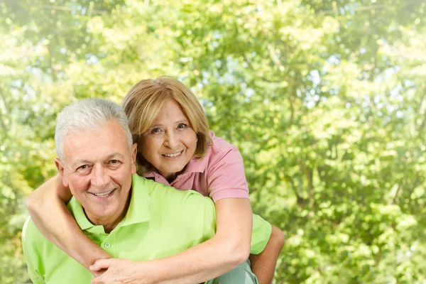Szczęśliwy człowiek starszy daje kurs dojrzałej kobiety — Zdjęcie stockowe