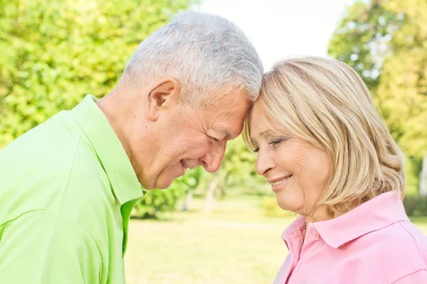 Romantische Senioren genießen — Stockfoto