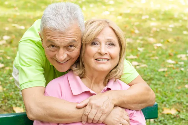 Homem idoso feliz abraçando mulher madura — Fotografia de Stock
