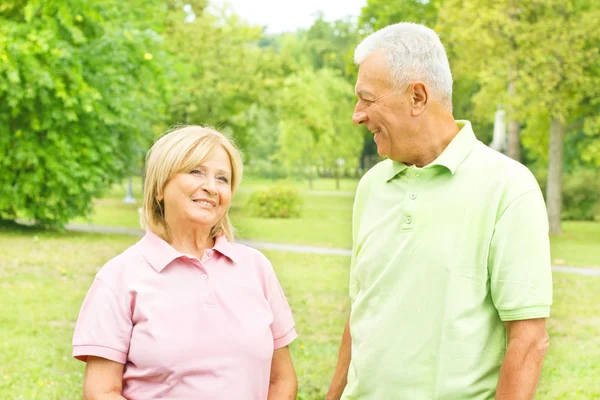 Portret van gelukkige senior paar buitenshuis — Stockfoto