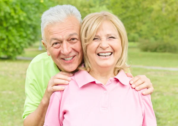 Портрет улыбающейся пожилой пары на открытом воздухе — стоковое фото
