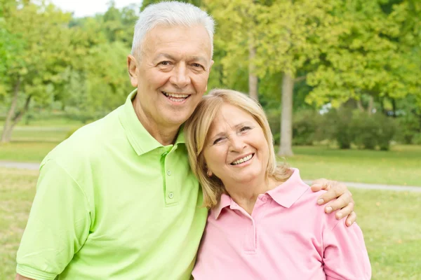 Porträtt av lyckliga äldre par utomhus — Stockfoto