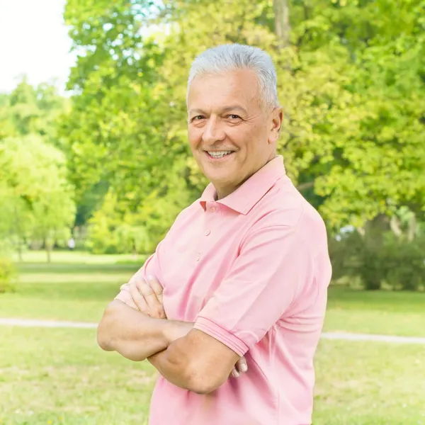 Porträt eines lächelnden alten Mannes im Park — Stockfoto