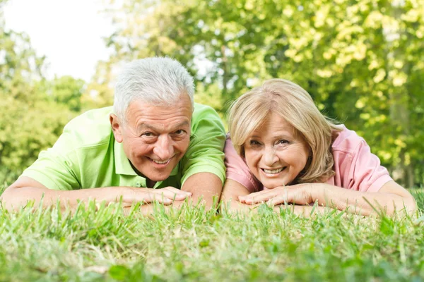 リラックスした年配のカップルの笑みを浮かべてください。 — ストック写真