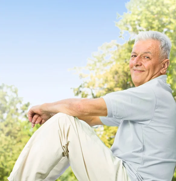 Parkta gülümseyen yaşlı adam portresi — Stok fotoğraf