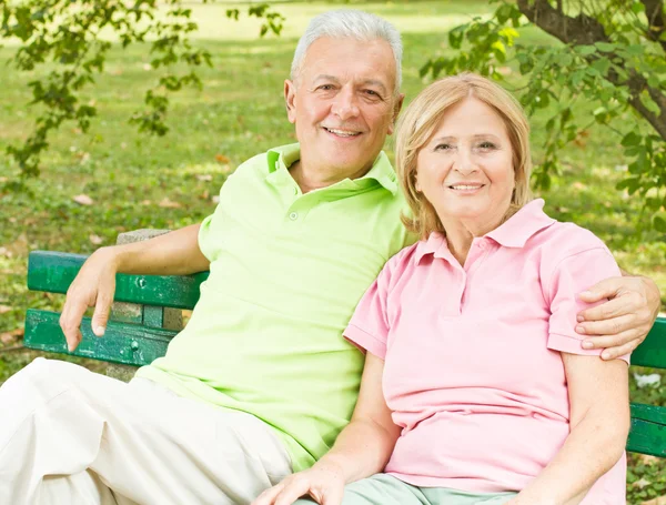 Gelukkige senior paar ontspannen — Stockfoto
