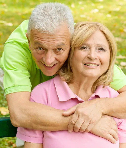 Портрет счастливой пожилой пары на открытом воздухе — стоковое фото