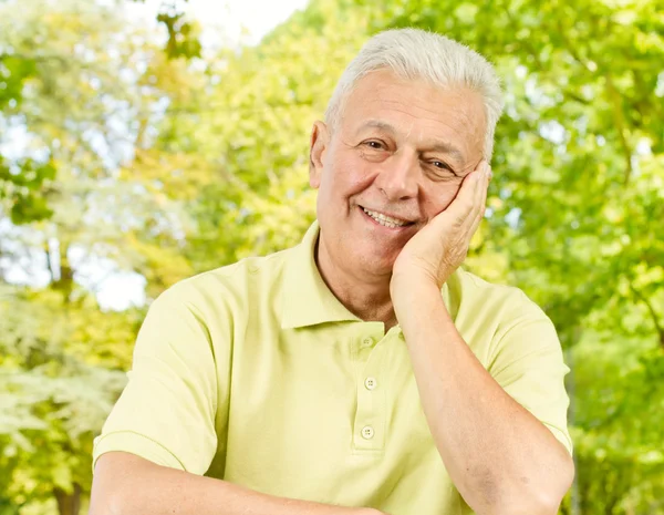 Портрет счастливого пожилого человека на открытом воздухе — стоковое фото