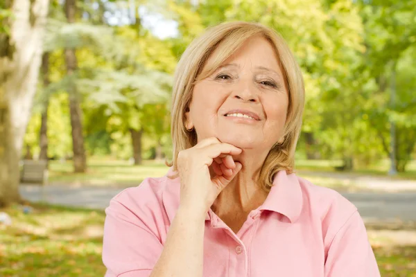 Portret van lachende senior vrouw in het park — Stockfoto