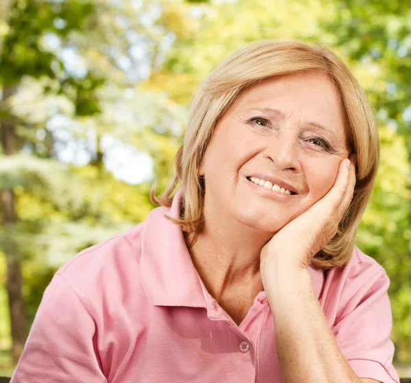 Porträtt av happy senior kvinna i parken — Stockfoto