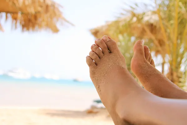 Sandstranden kvinna fötter på stranden — Stockfoto