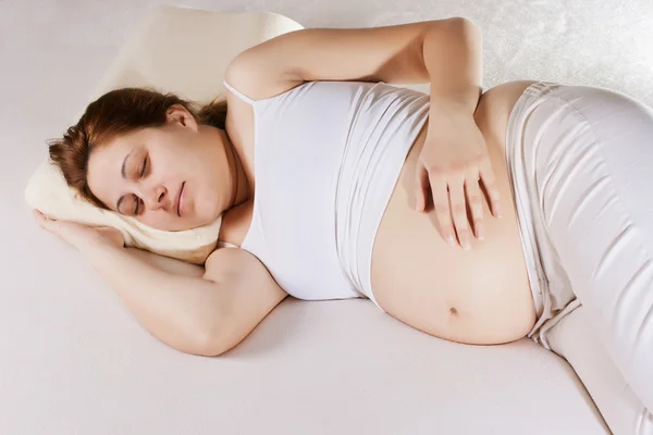 Zwangere vrouw slapen — Stockfoto
