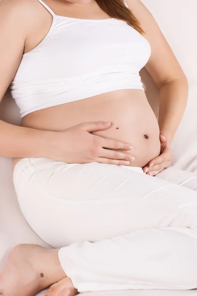 Donna incinta che tocca la pancia — Foto Stock