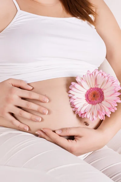 Wanita hamil menyentuh perutnya. — Stok Foto