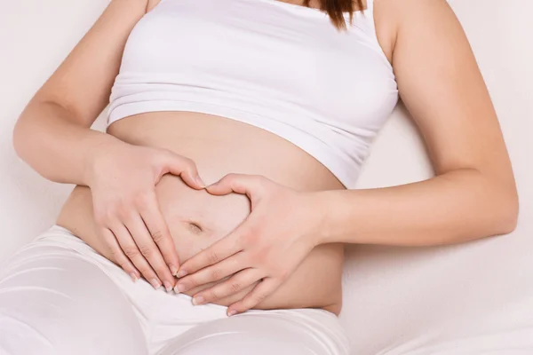 孕妇抚摸她的肚子 — 图库照片