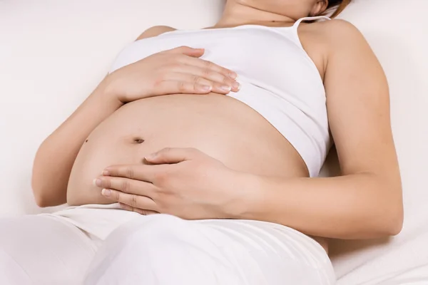 Mujer embarazada tocando su barriga —  Fotos de Stock
