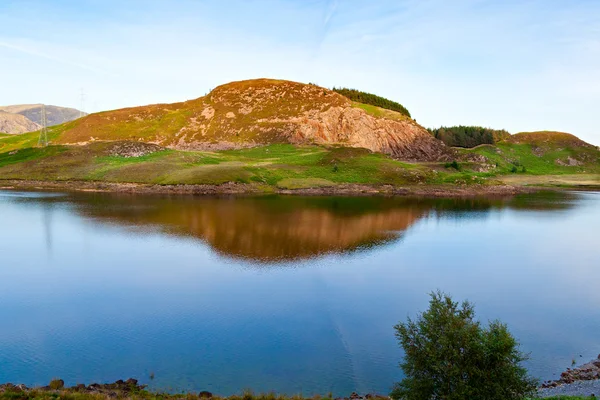 Prachtige heuvel in een meer weerspiegeld — Stockfoto