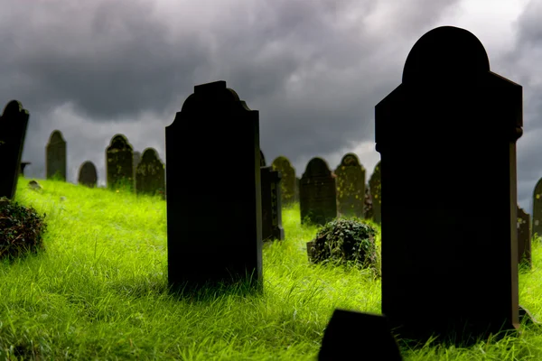 Gamle gravsteiner på en kirkegård – stockfoto