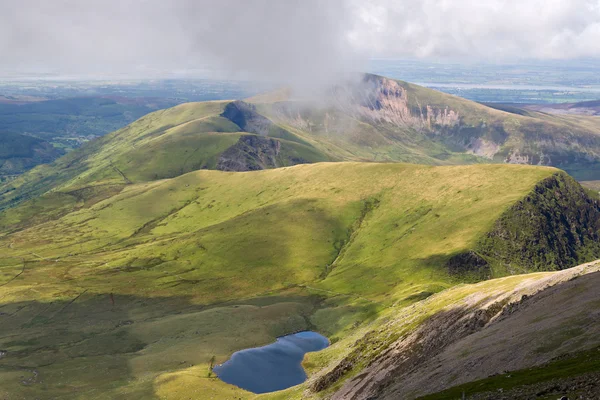 Vista sulle montagne dalla cima dello Snowdon, Snowdonia, Galles — Foto Stock