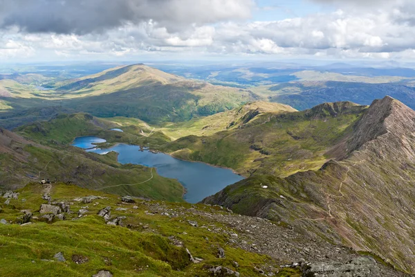 Vistas a la montaña desde la cumbre de Snowdon, Snowdonia, Gales —  Fotos de Stock