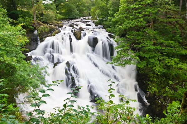 スノードニアは、ウェールズ北部の betws y 男女共学滝 — ストック写真