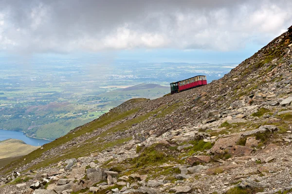 Паровой поезд направляется к саммиту Сноудона, Сноудония, Уэльс — стоковое фото