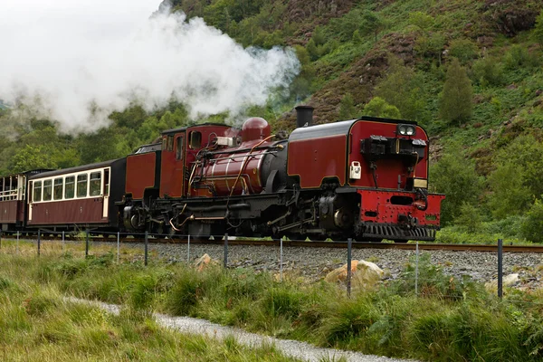 Tren de vapor en Snowdonia, Gales —  Fotos de Stock