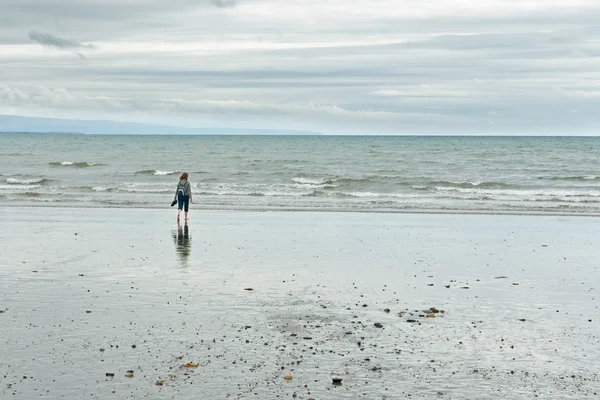 在英国威尔士的 criccieth 海滩的女人 — 图库照片