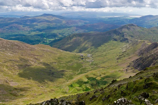 Vistas a la montaña desde la cumbre de Snowdon, Snowdonia, Gales — Foto de Stock