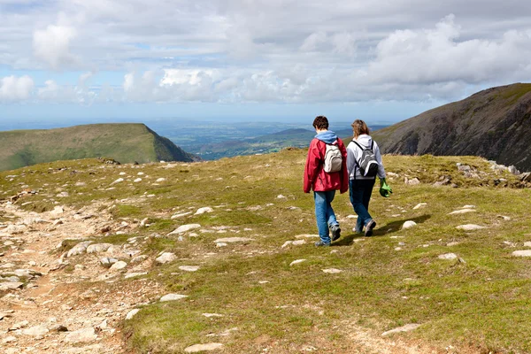 Two hikers walking on Snowdonia, Wales, UK — Stock Photo, Image