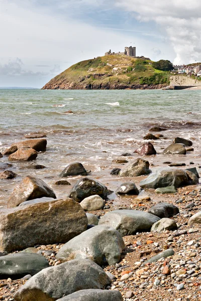 Criccieth pláž a hrad v severním Walesu — Stock fotografie