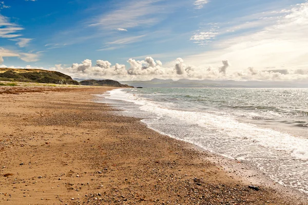 Hermosa playa en Criccieth, Gales — Foto de Stock