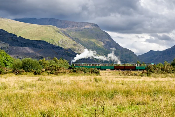 Parní vlak v llamberris, snowdonia, wales — Stock fotografie