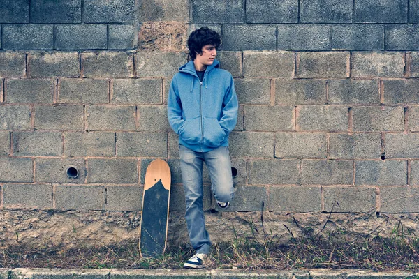 都市の背景で若いハンサムな男の子 — ストック写真