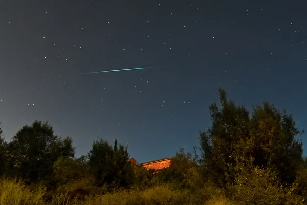 Meteoro atravessando o céu — Fotografia de Stock