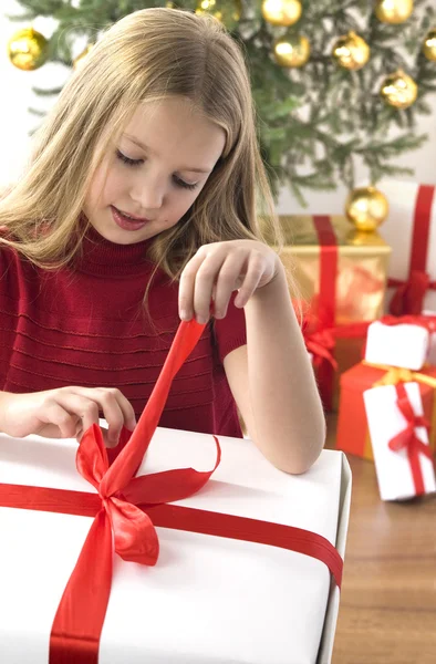 Güzel genç kız Noel hediyesini açılıyor. Noel — Stok fotoğraf