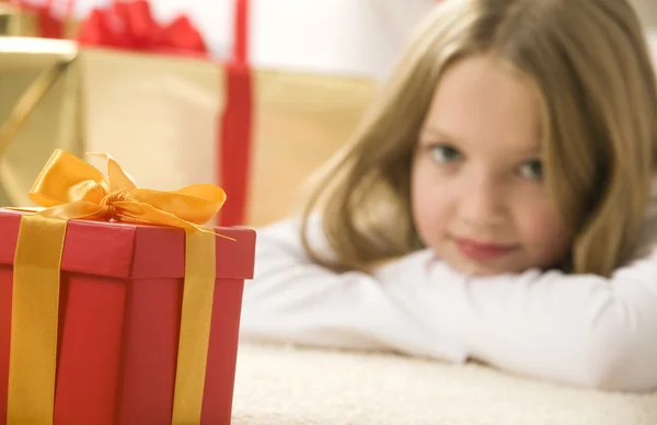 Güzel sarışın kız küçük kırmızı bir hediye ile altın ribb — Stok fotoğraf