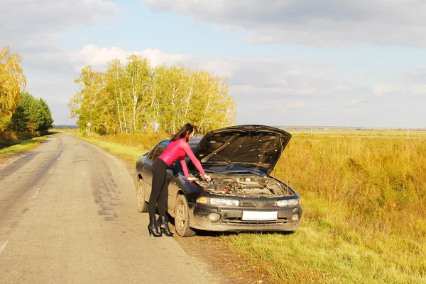 Сломанный автомобиль — стоковое фото