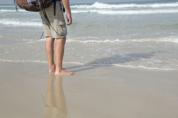Viajero con mochila en la playa —  Fotos de Stock