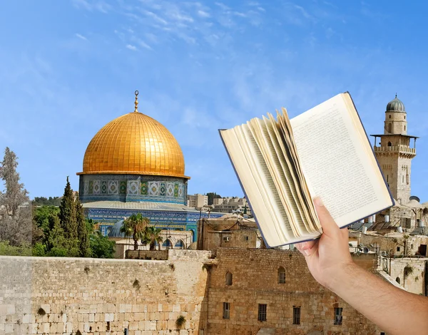 Fille lecture livre sur Jérusalem — Photo