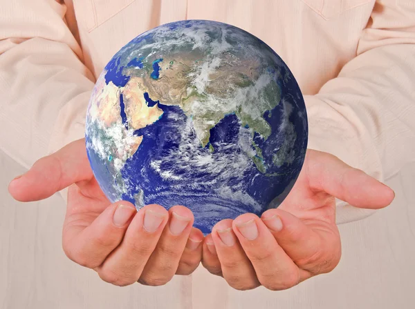 Planeet aarde in handen — Stockfoto